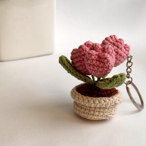 Virkad tulpannyckelring Rosa tulpanvirkade presenter Söt virkad nyckelring Virkad tulpanväska-berlock Blommig handväska-berlock Present till henne