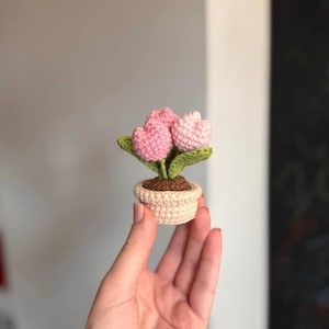 Virkad tulpan skrivbordskompis Rosa tulpanvirkade presenter Söt virkad present till emotionellt stöd Virkad tulpanblomma Blommig bordsdekoration Present till henne