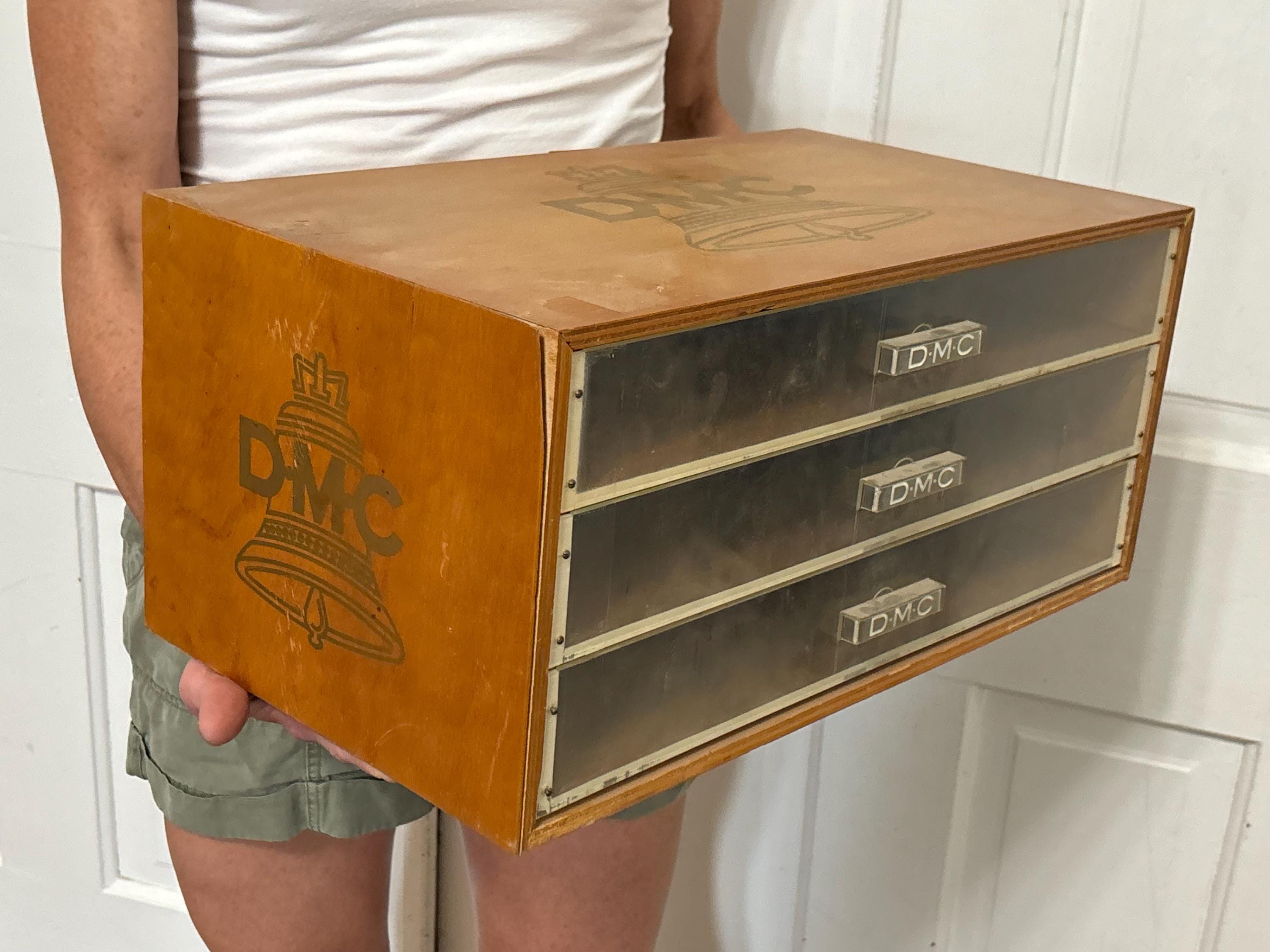 DMC ビンテージ引き出し Vintage Wooden Chest with 500 skeins assortment