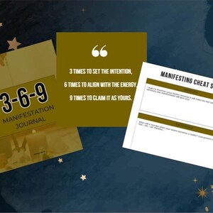 Può includere: Un'immagine con un "3-6-9 Manifestation Journal" color oro e un "Manifesting Cheat Sheet" su uno sfondo blu scuro con stelle dorate. È presente anche una scheda quadrata con testo sull'impostazione delle intenzioni.