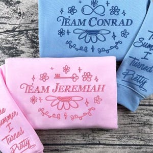 Felpa girocollo ricamata Team Conrad, ricamo Team Jeremiah, maglietta TSITP, Cousins Beach, merchandising del libro The Summer I Turned Pretty