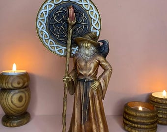 Statue d'Odin en bois : dieu nordique de la sagesse et autel païen de la guerre