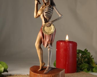 Estatua de Hel - Diosa nórdica del inframundo, tallada en madera.