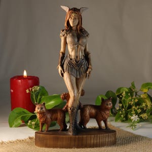 Freya Statue Freyja Göttin Statue nordische Mythologie nordische Statue Walküre nordische Göttin Freyja Statue Holzschnitzerei nordischen Altar