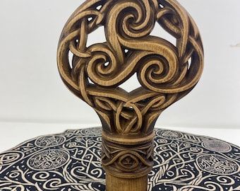 Keltischer Stab aus Holz - Braune Triskele, Druidenstab Kopf, handgeschnitztes Zauberstab-Ornament, heidnischer Altarschmuck