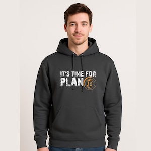 Puede incluir: Sudadera con capucha gris oscuro con el texto "IT'S TIME FOR PLAN" en blanco y un logotipo de Bitcoin. La sudadera con capucha tiene una capucha con cordón y un bolsillo delantero. El diseño es desgastado.