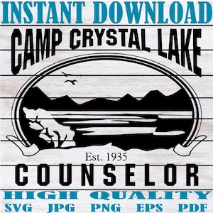 Puede incluir: Diseño gráfico en blanco y negro de un lago con montañas en el fondo. El texto "Camp Crystal Lake" está por encima de la imagen y "Counselor" está por debajo de la imagen. El texto "Est. 1935" está entre la imagen y la palabra "Counselor". El texto "INSTANT DOWNLOAD" está en la parte superior de la imagen. El texto "HIGH QUALITY" está debajo de la palabra "Counselor". El texto "SVG JPG PNG EPS PDF" está debajo del texto "HIGH QUALITY".
