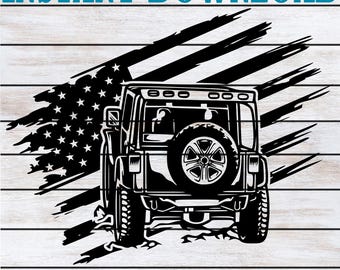 Könnte beinhalten: Schwarz-weiße Grafik eines Jeep SUV mit einem Design der amerikanischen Flagge. Das Bild enthält den Text "INSTANT DOWNLOAD" oben und "HIGH QUALITY SVG JPG PNG EPS PDF" unten. Der Hintergrund ist eine helle Holzmaserung.