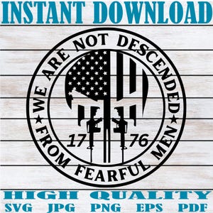 Könnte beinhalten: Schwarz-weiß Grafikdesign mit einem Totenkopf und einem amerikanischen Flaggen-Design. Der Text lautet "WE ARE NOT DESCENDED FROM FEARFUL MEN" und "1776". Die Wörter "INSTANT DOWNLOAD" und "HIGH QUALITY" sind ebenfalls vorhanden.
