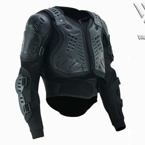 Pode incluir: Casaco de proteção para motociclista preto com proteções integradas nos ombros, cotovelos e peito. O casaco possui alças ajustáveis e fecho frontal com zíper. O logótipo Varimex é visível.