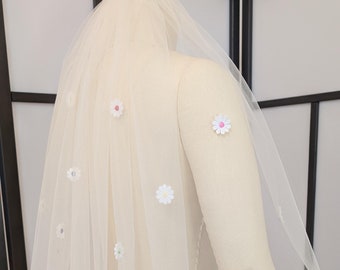 Daisy Flower Veil / Ivory 1 Tier Wedding Veil / Rainbow Floral Veil / Whimsical Garden Veil / Unique Veil