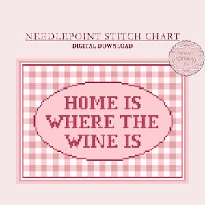 Könnte beinhalten: Ein rosa-weißer Gingham-Hintergrund mit einer roten Ellipse, die den Text "HOME IS WHERE THE WINE IS" enthält. Dies ist ein digitales Stickmuster zum Herunterladen.
