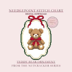 Könnte beinhalten: Digitaler Download eines Kreuzstichmusters. Das Design zeigt einen pixeligen Teddybären mit roter Schleife, eingerahmt in einer dekorativen Bordüre. Der Text lautet "Teddy Bear Ornament from the Nutcracker Series."