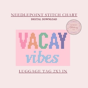 Op de afbeelding: Digitale downloadbare naaldpuntsteekkaart voor een bagagelabel met de tekst "VACAY vibes" in regenboogkleuren. De kaart is 2x3 inch.