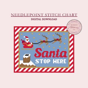 Puede incluir: Gráfico de punto de aguja para una escena navideña con Santa Claus en un trineo tirado por renos volando sobre una casa con una chimenea. El texto "Santa Stop Here" está en letras rojas sobre un fondo azul. El gráfico está rodeado por un borde de rayas rojas y blancas.