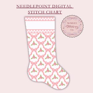 Puede incluir: Un gráfico de puntada de aguja digital para un calcetín navideño. El calcetín es blanco con un patrón de lazo y rosa rosa. El borde superior tiene un diseño a cuadros rosa y blanco. El texto "NEEDLEPOINT DIGITAL STITCH CHART" está en la parte superior.