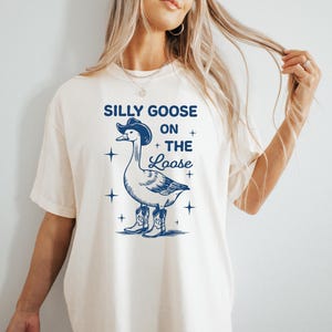 Dumme Gans auf dem losen Shirt, lustiges Komfortfarben-T-Shirt, verspielte Retro-Grafik, schrulliges Gans-Shirt, trendiges ästhetisches T-Shirt