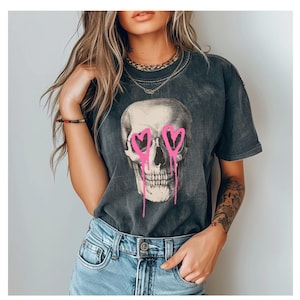 Camiseta vintage con calavera, corazón y ojos, colores cómodos, bonita camiseta gótica con gráfico, estética vanguardista de San Valentín, camiseta retro para amantes de los esqueletos.
