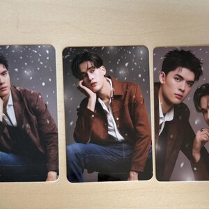 Puede incluir: Tres tarjetas rectangulares con un hombre con chaqueta marr&oacute;n, camisa blanca y vaqueros azules. El hombre est&aacute; en diferentes poses en cada tarjeta. El fondo es gris con puntos blancos.