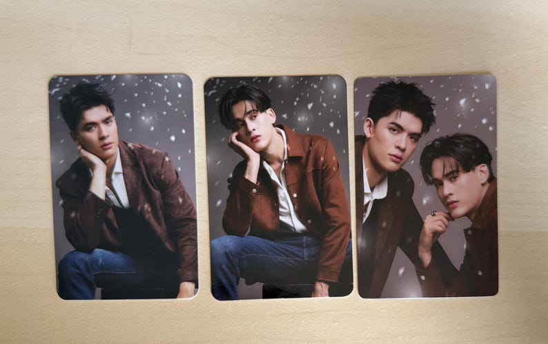 Puede incluir: Tres tarjetas rectangulares con un hombre con chaqueta marr&oacute;n, camisa blanca y vaqueros azules. El hombre est&aacute; en diferentes poses en cada tarjeta. El fondo es gris con puntos blancos.