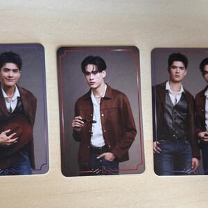 Puede incluir: Un juego de tres tazas de cer&aacute;mica con un acabado mate moteado. Cada taza presenta un color diferente: azul claro, crema y gris. Las tazas tienen un dise&ntilde;o simple y moderno y un asa c&oacute;moda.