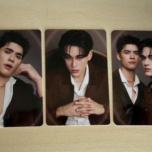 Puede incluir: Un letrero de madera r&uacute;stico con el texto "Welcome to our home" en letras blancas. El letrero presenta un acabado envejecido y un dise&ntilde;o sencillo y acogedor, perfecto para la decoraci&oacute;n de la puerta principal.