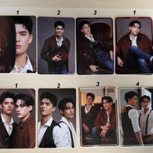 Puede incluir: Colecci&oacute;n de ocho cromos con im&aacute;genes de un hombre en varias poses. Las tarjetas muestran al hombre con diferentes atuendos, incluyendo una chaqueta marr&oacute;n, una camisa blanca y un chaleco negro. Las tarjetas son rectangulares y tienen un acabado brillante.