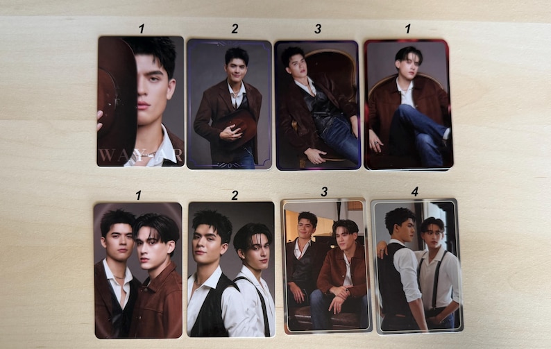 Puede incluir: Colecci&oacute;n de ocho cromos con im&aacute;genes de un hombre en varias poses. Las tarjetas muestran al hombre con diferentes atuendos, incluyendo una chaqueta marr&oacute;n, una camisa blanca y un chaleco negro. Las tarjetas son rectangulares y tienen un acabado brillante.