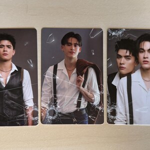 Puede incluir: Tres tarjetas rectangulares con retratos de hombres. Los hombres visten camisas blancas, chalecos y tirantes. Un hombre tiene una chaqueta sobre el hombro. Las tarjetas tienen un efecto de superposici&oacute;n de vidrio roto.