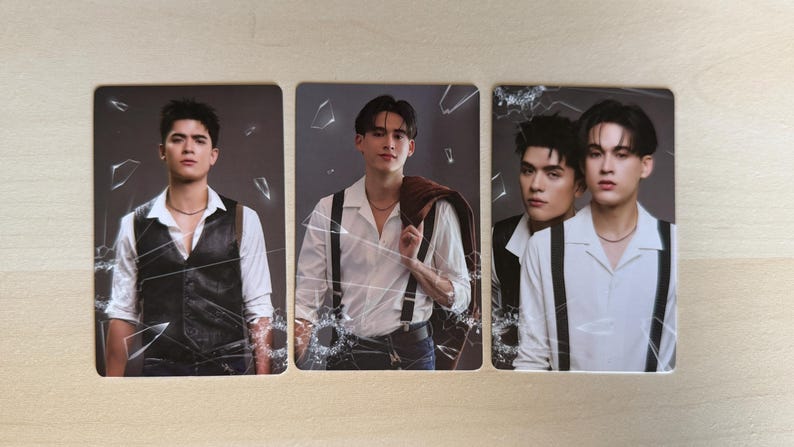 Puede incluir: Tres tarjetas rectangulares con retratos de hombres. Los hombres visten camisas blancas, chalecos y tirantes. Un hombre tiene una chaqueta sobre el hombro. Las tarjetas tienen un efecto de superposici&oacute;n de vidrio roto.