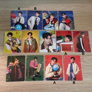 Pu&ograve; includere: Set di tre tazze in ceramica con finitura opaca e macchiettata. Ogni tazza &egrave; di un colore diverso: azzurro, crema e grigio. Design semplice e moderno, con un manico comodo.