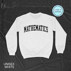 以下が含まれることがあります： 太字の黒いアーチ状の文字で「MATHEMATICS」という言葉が書かれた白いユニセックススウェットシャツ。スウェットシャツは長袖とクルーネックです。「UNISEX WHITE」の文字が下部に印刷されています。「FAST SHIPPING」と書かれた青い円が右上隅にあります。