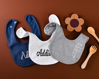 Gepersonaliseerde geborduurde babyslabbetjes. Geschikt als cadeau voor babyshowers en kersverse ouders