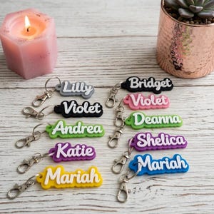 Op de afbeelding: Een rustiek houten bord met de tekst "Welcome to our home" in witte letters. Het bord heeft een verweerde afwerking en een eenvoudig, uitnodigend ontwerp, perfect voor een veranda of entree.