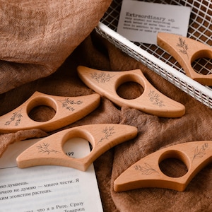 Personalized Thumb Book Page Holder - Customizable Name Bookmark - Thumb Reading Wood Ring - Handmade Gift for Book Lovers