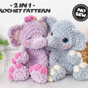 Puede incluir: Dos peluches de elefante de ganchillo, uno lavanda y otro gris, se muestran juntos. El elefante lavanda tiene detalles rosas y un lazo. El elefante gris tiene ojos azules y detalles blancos. El texto "2 EN 1 - CROCHET PATTERN" está en la parte superior.