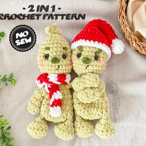 Puede incluir: Dos figuras de ganchillo, una con una bufanda roja y blanca y la otra con un gorro de Papá Noel. Las figuras son de color verde claro con ojos negros y mejillas rosas. El texto "-2 EN 1- CROCHET PATTERN" y "NO SEW" es visible.