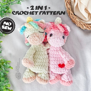 Puede incluir: Dos peluches de unicornio de ganchillo. Uno es verde claro con detalles de arcoíris pastel, el otro es rosa con un corazón rojo. El texto "-2 EN 1- CROCHET PATTERN" está en la parte superior. Las palabras "NO SEW" están en un círculo negro.
