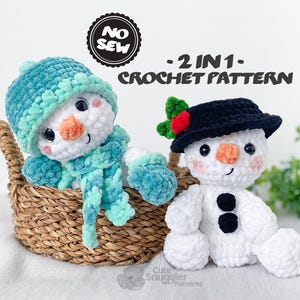 Può includere: Due pupazzi di neve all'uncinetto. Un pupazzo di neve è in un cestino intrecciato, con cappello, sciarpa e guanti blu. L'altro pupazzo di neve indossa un cappello nero con un accento di agrifoglio. Il testo "NO SEW" e "2 IN 1 - CROCHET PATTERN" sono visibili.