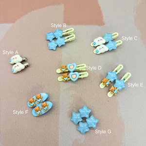 Op de afbeelding: Een set van drie keramische potten met deksels, met een geometrisch patroon in blauw, wit en grijs. De potten variëren in grootte, de grootste is ongeveer 20 cm hoog.