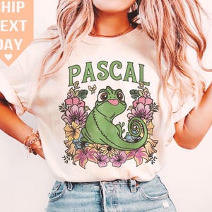 Retro 90s Tangled Pascal Disney Shirt, Crop Top, Vintage Floral Design, Magic Kingdom Collection, Cute Disney Princess Gift,Rapunzel Fan Tee