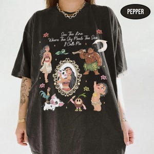 Camiseta vintage de la princesa Moana con lazo coqueto, camiseta de Disney de Maui Hei Hei Pua, camiseta con estética femenina para viaje de chicas a Disneyland WDW imagen 2