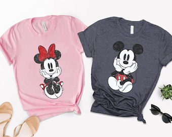 Disney Micky und Minnie Maus Klassisches Sitzen T-Shirt, Shirt, Vintage Micky und Freunde Kollektion, Perfektes Disney Paar Geschenk, Niedlich