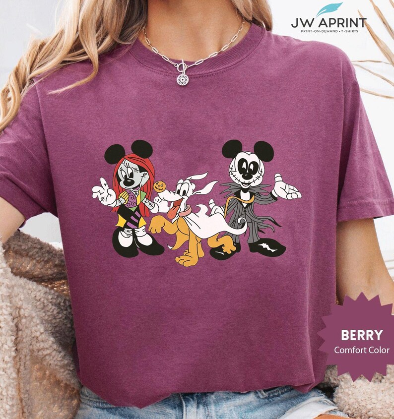 Puede incluir: Camiseta de color bayas con un gr&aacute;fico de personajes de dibujos animados. El dise&ntilde;o incluye una ratona con pelo rojo, un perro con capa y un personaje con traje. La camiseta tiene el texto "JW APRINT" y "BERRY Comfort Color".