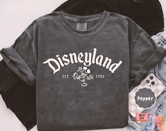 Camiseta Disneyland Est. 1955, Camiseta retro de los años 50 de Disney, Diseño vintage de parque temático, Perfecta para fans de Disney, Conjunto para viaje familiar
