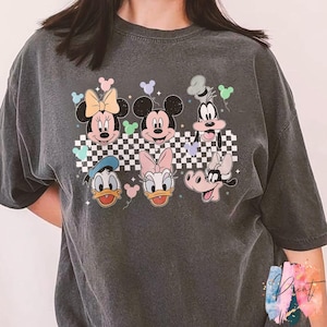 Retro 90s Disney Mickey Mouse T-Shirt, Mickey and Friends Collection, Perfect for Disney Fans, Classic Cartoon Design, Disneyland Gift