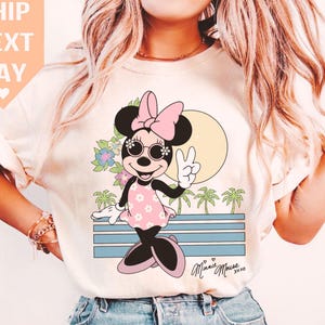Retro 90s Minnie Beach T-Shirt, Vintage Disney Design, Summer Vacation Shirt, Perfect for Disney Trips, Beach Holiday Gift, Classic Style