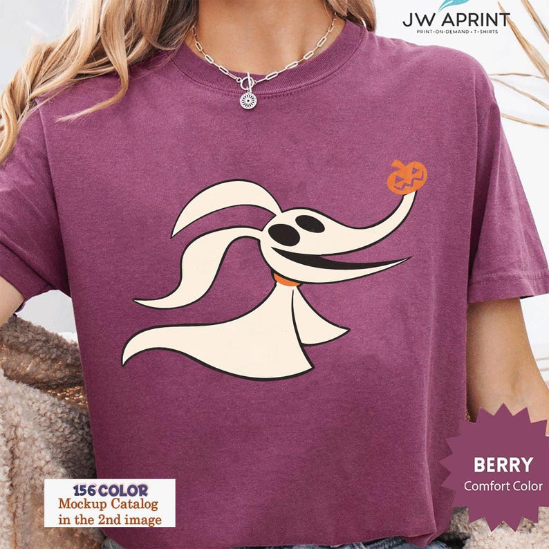 Puede incluir: Camiseta de color bayas con un perro fantasma de dibujos animados sosteniendo una calabaza. La camiseta tiene el texto "JW APRINT" y "BERRY Comfort Color". La imagen tambi&eacute;n incluye el texto "156 COLOR Mockup Catalog in the 2nd image".