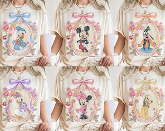 Camiseta Comfort Colors Retro Coquette Bow con personajes de Disney, camiseta de acuarela de Cenicienta, Ariel y Bella, camisetas de Disney para la familia y viajes de chicas.