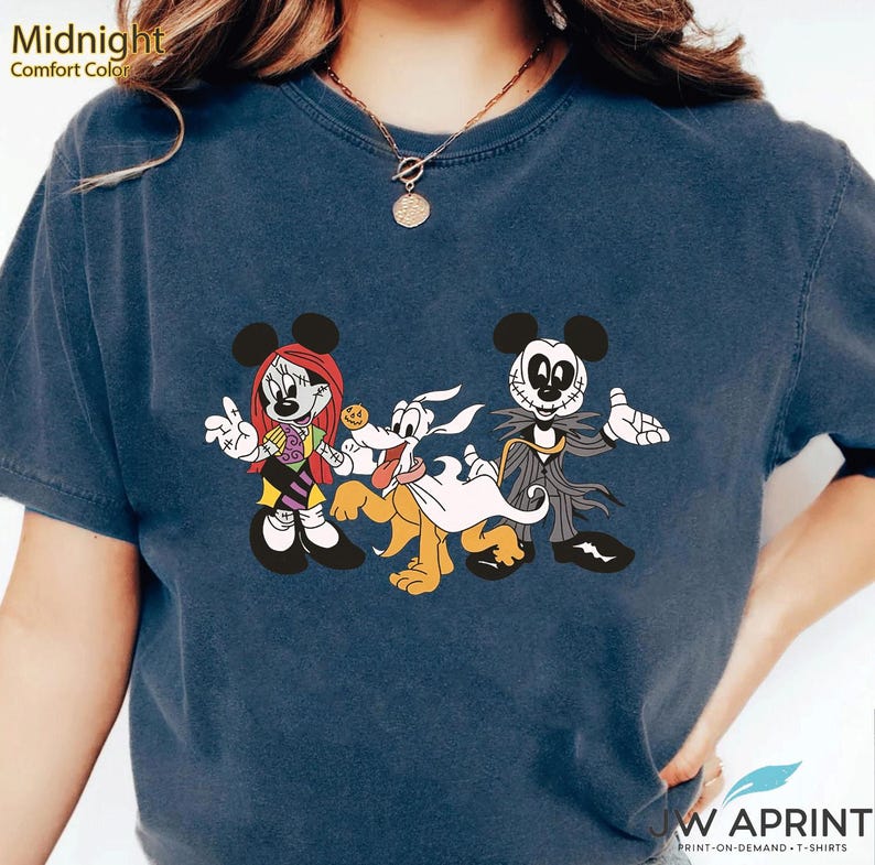 Puede incluir: Camiseta azul medianoche con un gr&aacute;fico de Halloween de Mickey Mouse, Sally, Pluto y Jack Skellington. La camiseta tiene el texto "JW APRINT" en la parte inferior. La camiseta est&aacute; hecha de material Comfort Color.